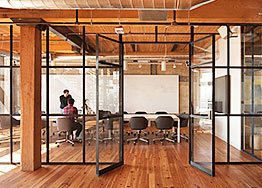木材与石砖形成开放式办公室装修设计